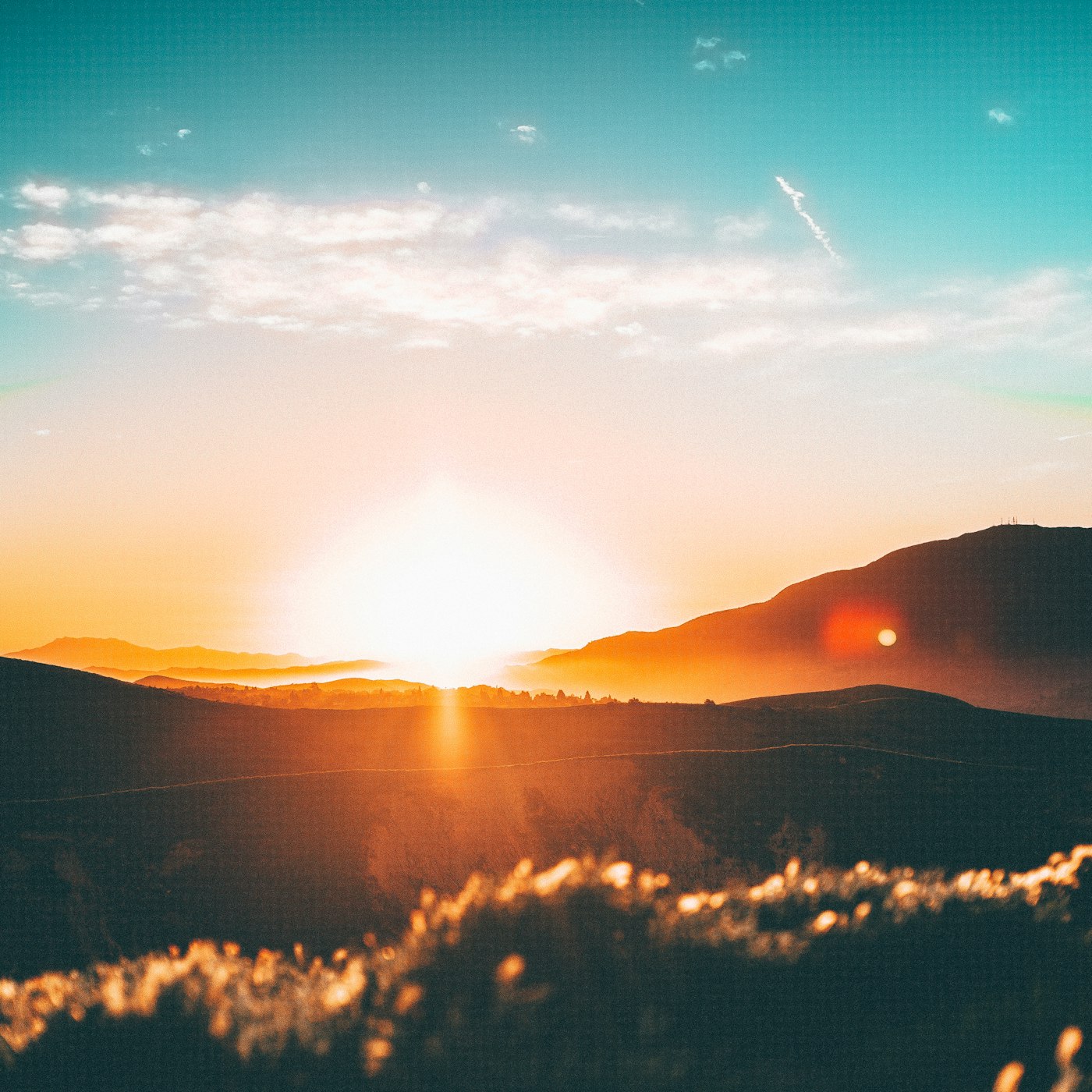 Nascer do sol sobre as montanhas — um novo começo de dia