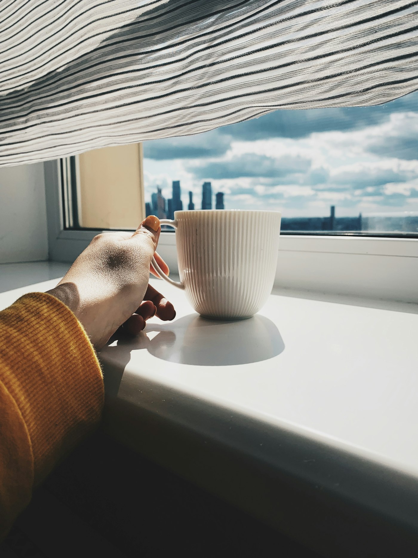 Manhã calma com luz suave e uma xícara